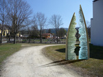 Ulrich Precht: Installation vor dem Museum für Glaskunst